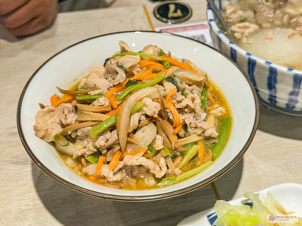 徐家小麵-隱藏在巷弄內的小麵館！皮蛋麻醬乾拌麵加上自製香辣醬，香辣夠味/鄰近藝文特區 @靜兒貪吃遊玩愛分享