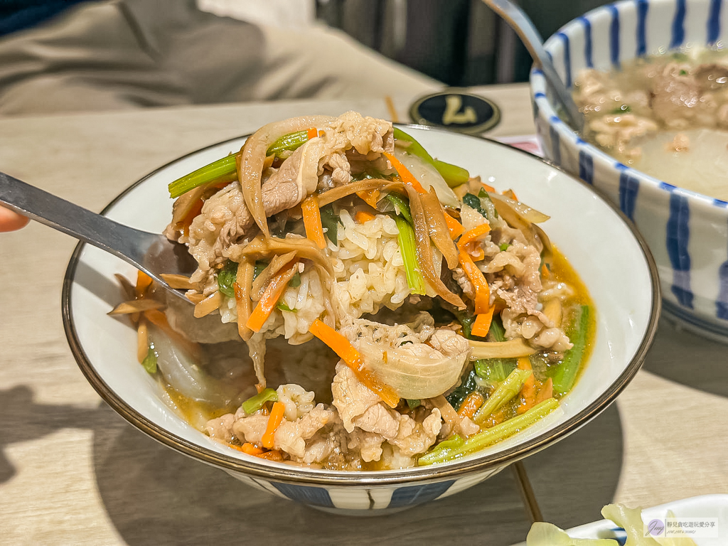 徐家小麵-隱藏在巷弄內的小麵館！皮蛋麻醬乾拌麵加上自製香辣醬，香辣夠味/鄰近藝文特區 @靜兒貪吃遊玩愛分享