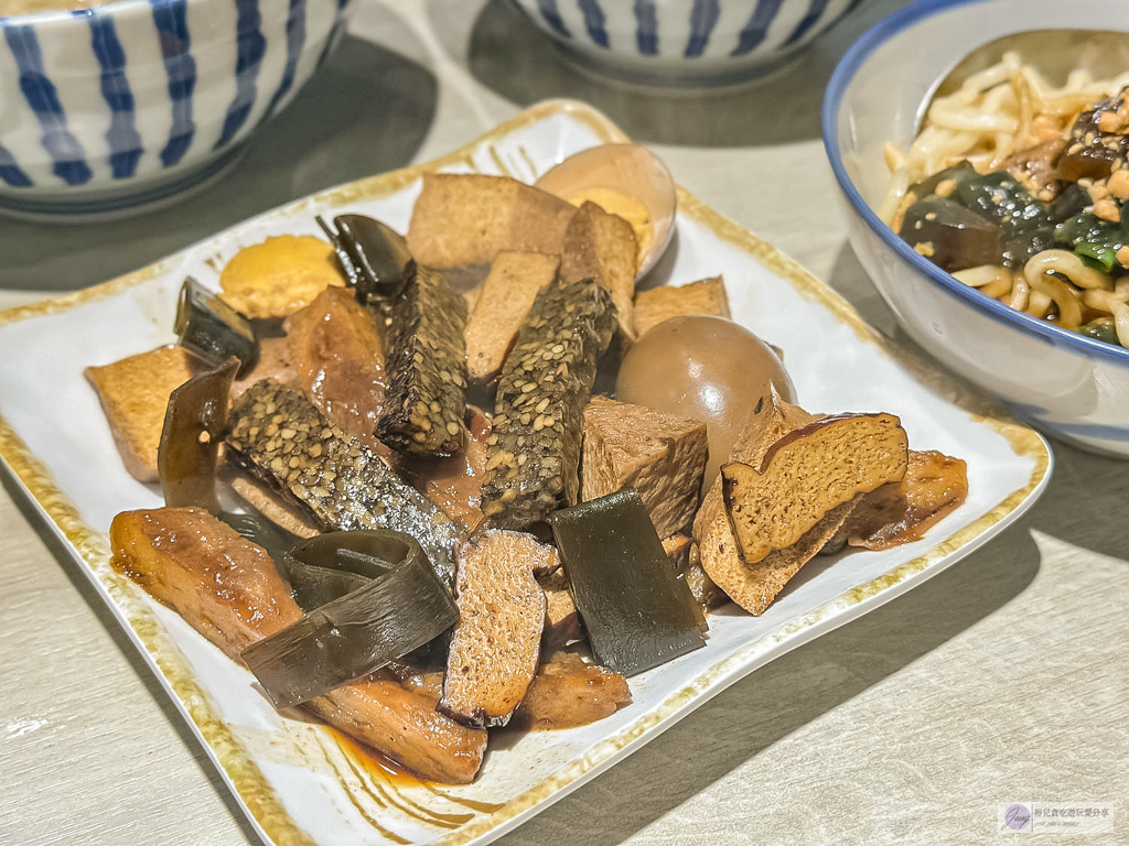 徐家小麵-隱藏在巷弄內的小麵館！皮蛋麻醬乾拌麵加上自製香辣醬，香辣夠味/鄰近藝文特區 @靜兒貪吃遊玩愛分享