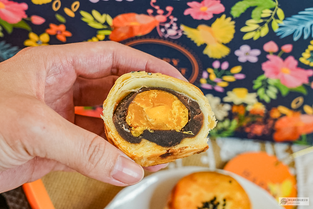 美淇兒西點麵包坊-在地27年！手工紅土鴨蛋黃酥，香酥不膩，一顆只要55元 @靜兒貪吃遊玩愛分享