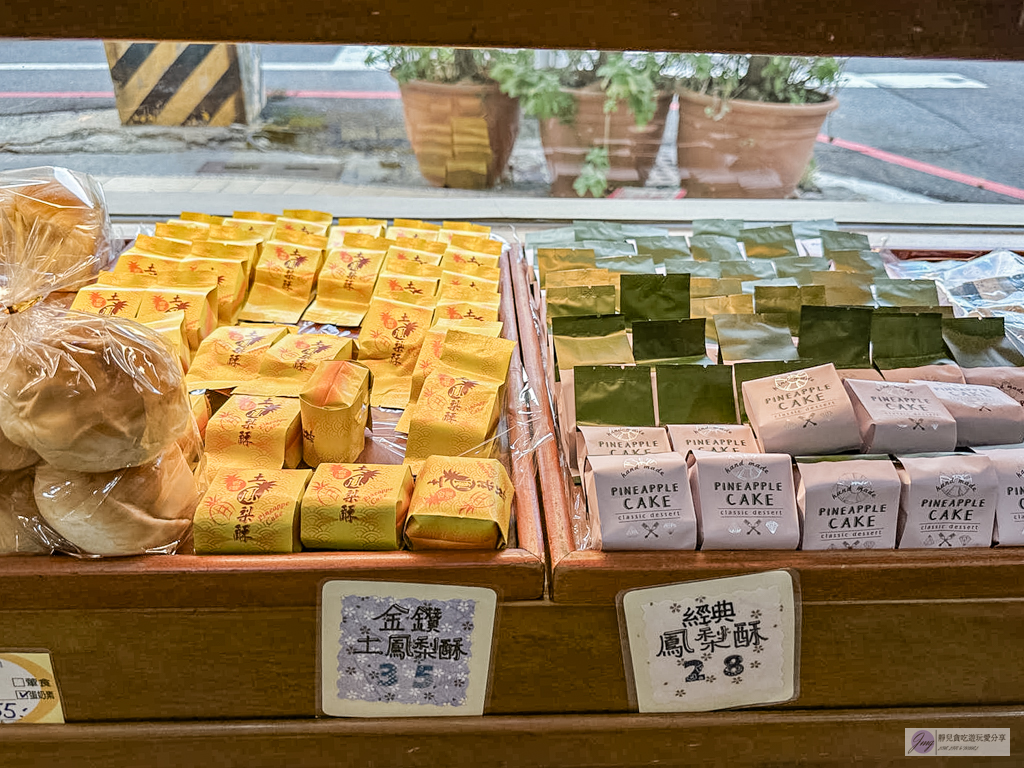 美淇兒西點麵包坊-在地27年！手工紅土鴨蛋黃酥，香酥不膩，一顆只要55元 @靜兒貪吃遊玩愛分享