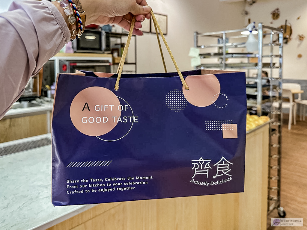 齊食Coffee&Pastries-中秋限定質感系月餅！松露黑金蛋黃酥太奢華，咖啡拿鐵口味也超有特色/鄰近經國中學 @靜兒貪吃遊玩愛分享