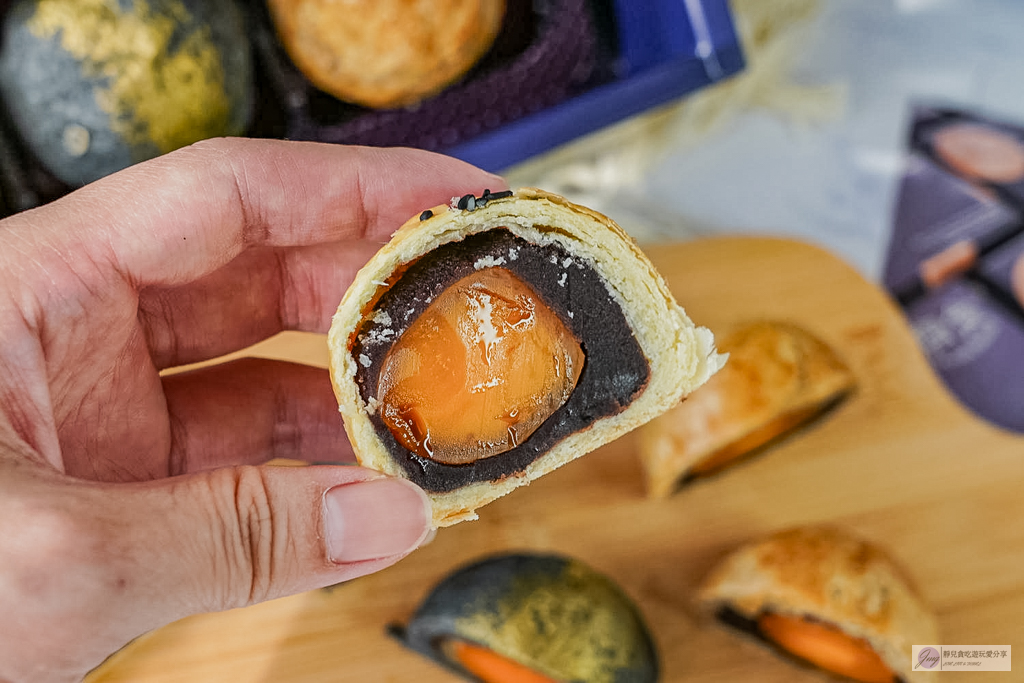 齊食Coffee&Pastries-中秋限定質感系月餅！松露黑金蛋黃酥太奢華，咖啡拿鐵口味也超有特色/鄰近經國中學 @靜兒貪吃遊玩愛分享