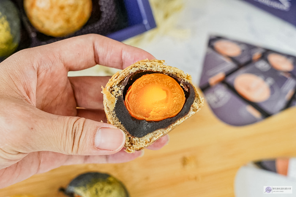 齊食Coffee&Pastries-中秋限定質感系月餅！松露黑金蛋黃酥太奢華，咖啡拿鐵口味也超有特色/鄰近經國中學 @靜兒貪吃遊玩愛分享