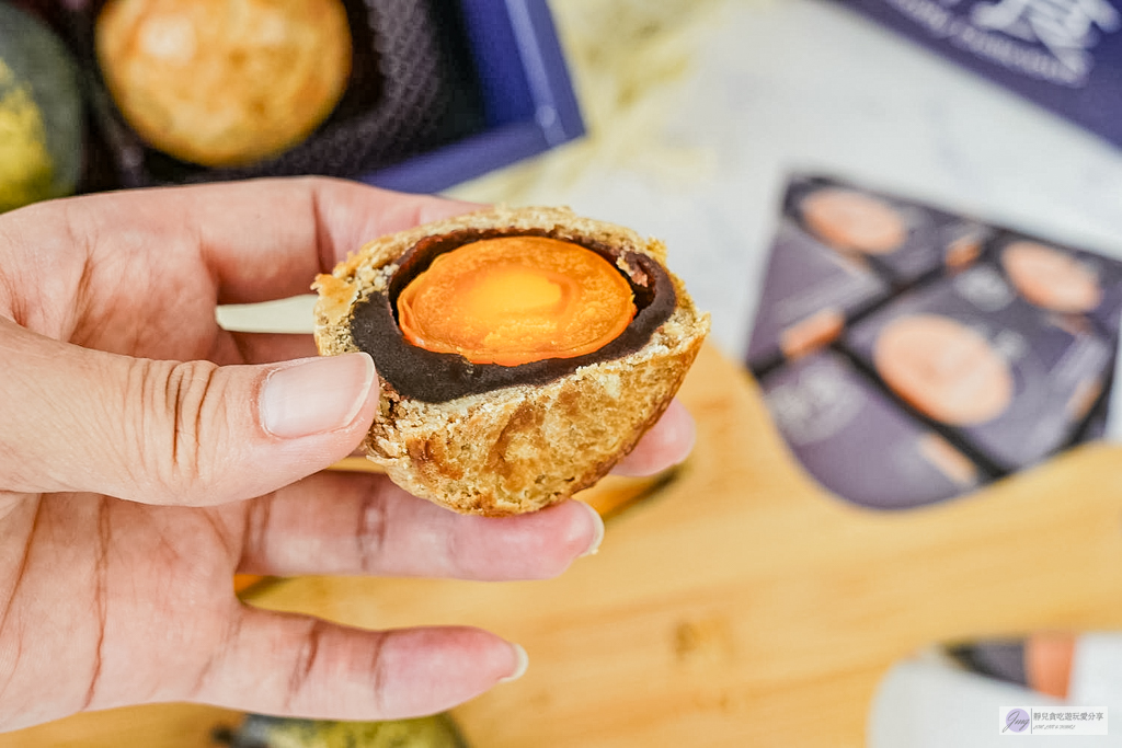 齊食Coffee&Pastries-中秋限定質感系月餅！松露黑金蛋黃酥太奢華，咖啡拿鐵口味也超有特色/鄰近經國中學 @靜兒貪吃遊玩愛分享