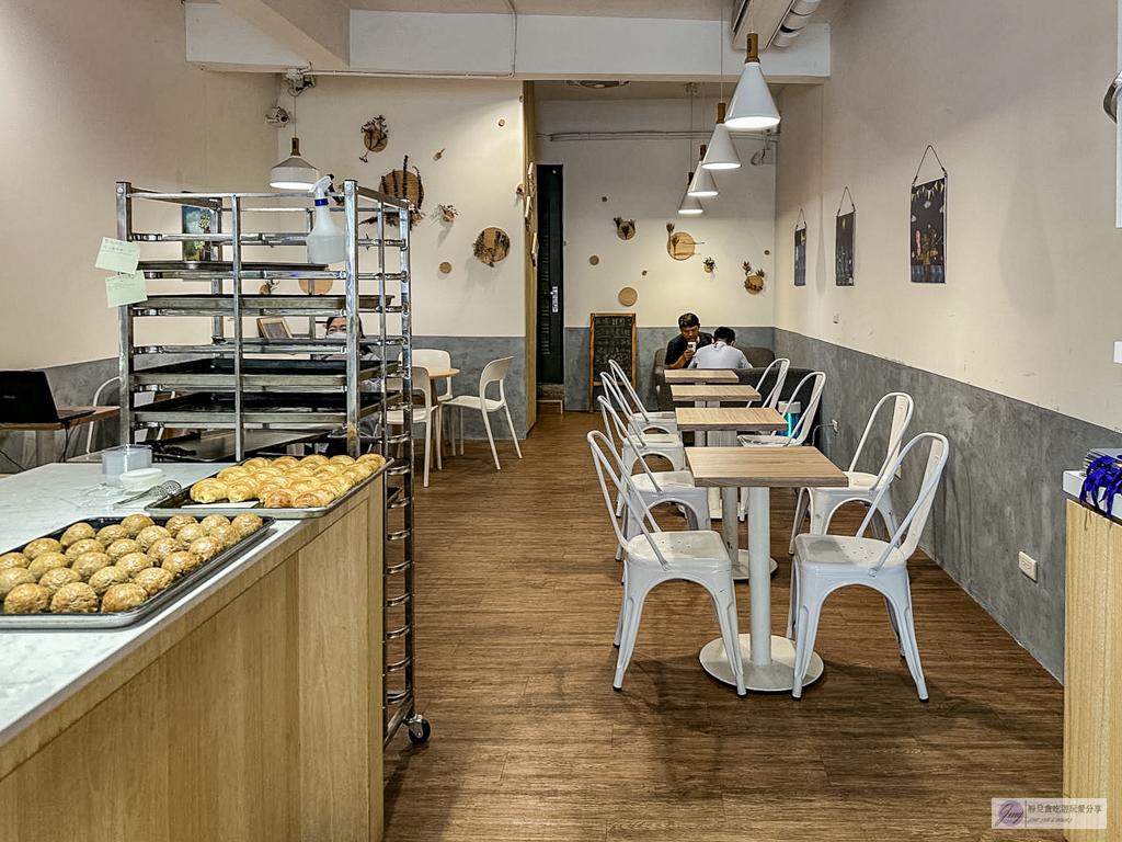 齊食Coffee&Pastries-中秋限定質感系月餅！松露黑金蛋黃酥太奢華，咖啡拿鐵口味也超有特色/鄰近經國中學 @靜兒貪吃遊玩愛分享