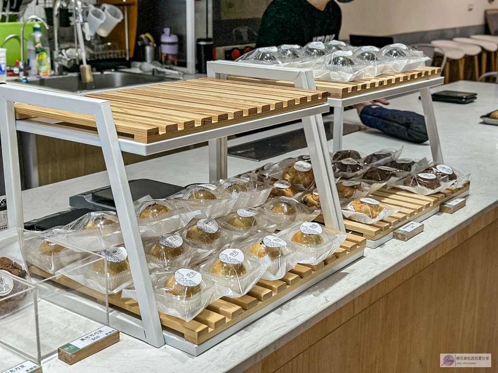 齊食Coffee&Pastries-中秋限定質感系月餅！松露黑金蛋黃酥太奢華，咖啡拿鐵口味也超有特色/鄰近經國中學 @靜兒貪吃遊玩愛分享