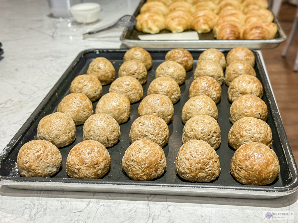 齊食Coffee&Pastries-中秋限定質感系月餅！松露黑金蛋黃酥太奢華，咖啡拿鐵口味也超有特色/鄰近經國中學 @靜兒貪吃遊玩愛分享