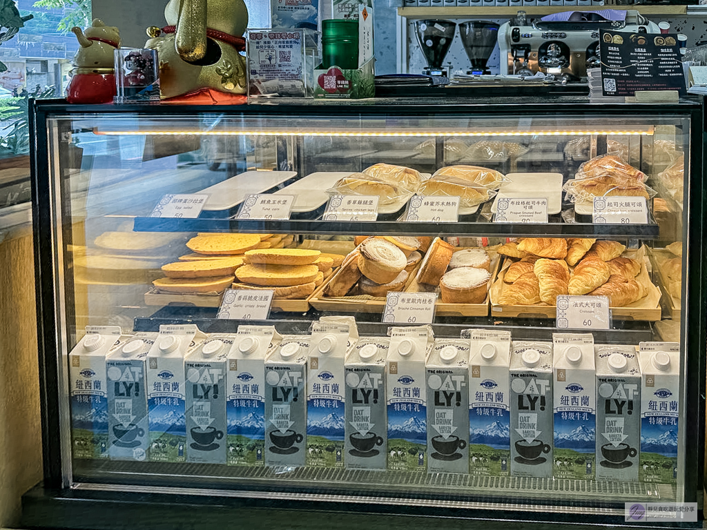 齊食Coffee&Pastries-中秋限定質感系月餅！松露黑金蛋黃酥太奢華，咖啡拿鐵口味也超有特色/鄰近經國中學 @靜兒貪吃遊玩愛分享
