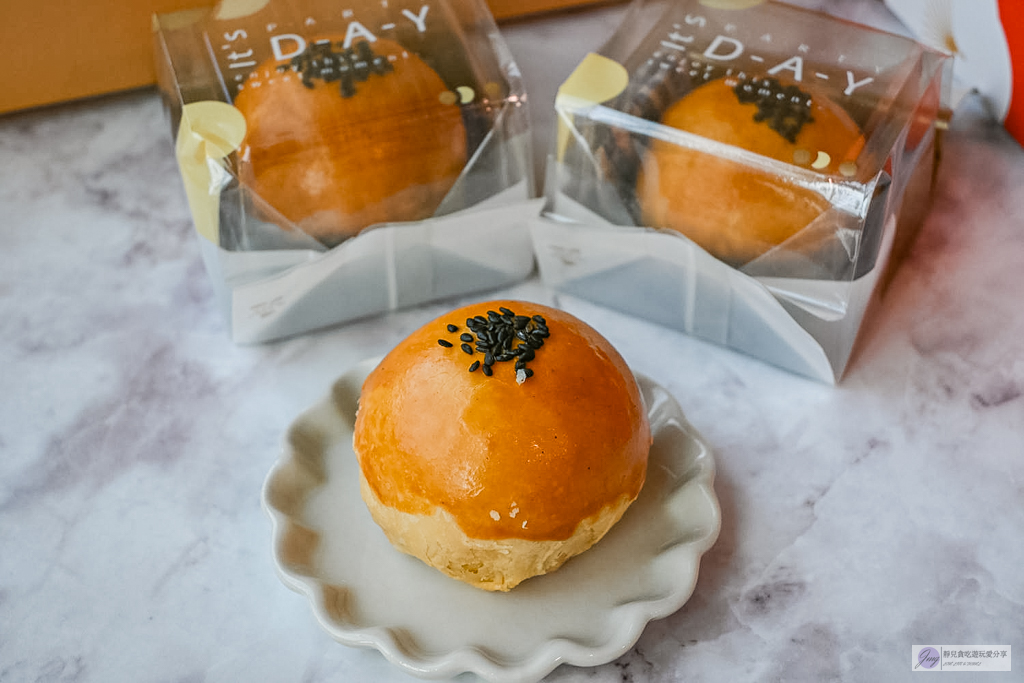 伍貳菓子-藏身巷弄的預約制蛋黃酥！旅日甜點師限量製作，酥皮＋蘭姆酒鹹蛋黃超濃郁 @靜兒貪吃遊玩愛分享