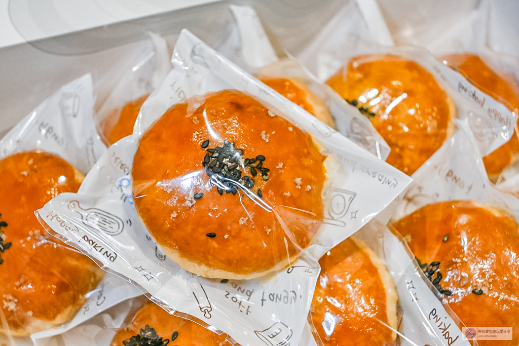 旨有蛋黃酥-私廚手工限量製作！預訂制才買得到，紅土鹹鴨蛋酥脆蛋黃酥，限量甜燒餅搭鹽之花鹹甜涮嘴超驚艷 @靜兒貪吃遊玩愛分享