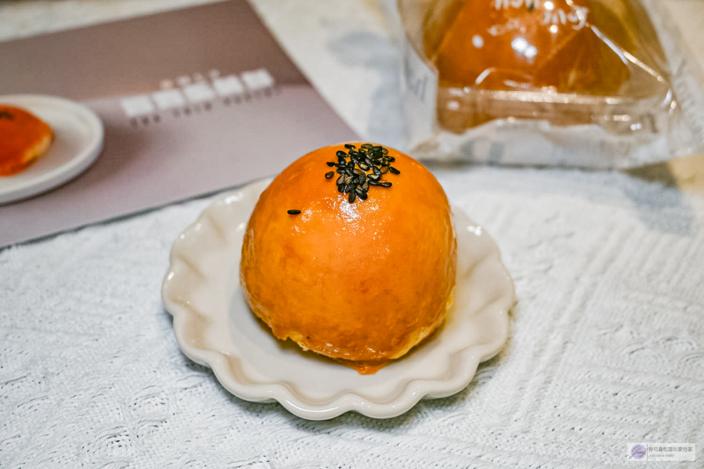 旨有蛋黃酥-私廚手工限量製作！預訂制才買得到，紅土鹹鴨蛋酥脆蛋黃酥，限量甜燒餅搭鹽之花鹹甜涮嘴超驚艷 @靜兒貪吃遊玩愛分享