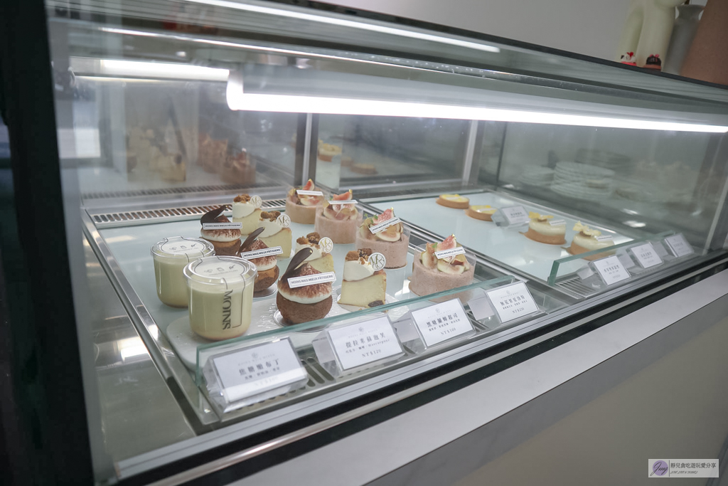 簡法甜點 MOINS-藏身住宅大樓的法式甜點店！米其林甜點師主理，全台唯一的聖多拿鐵必吃推薦/經國路家樂福旁 @靜兒貪吃遊玩愛分享