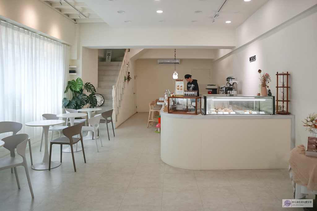 簡法甜點 MOINS-藏身住宅大樓的法式甜點店！米其林甜點師主理，全台唯一的聖多拿鐵必吃推薦/經國路家樂福旁 @靜兒貪吃遊玩愛分享