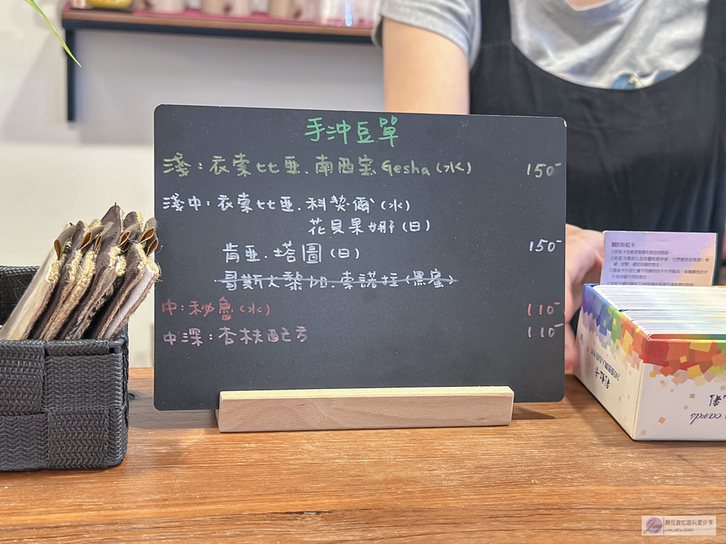 杏枎珈琲-隱藏在市場巷弄內！靜謐文青質感咖啡廳，超人氣香蘭蛋糕卷、香和布丁必吃推薦/鄰近新店惠國市場 @靜兒貪吃遊玩愛分享