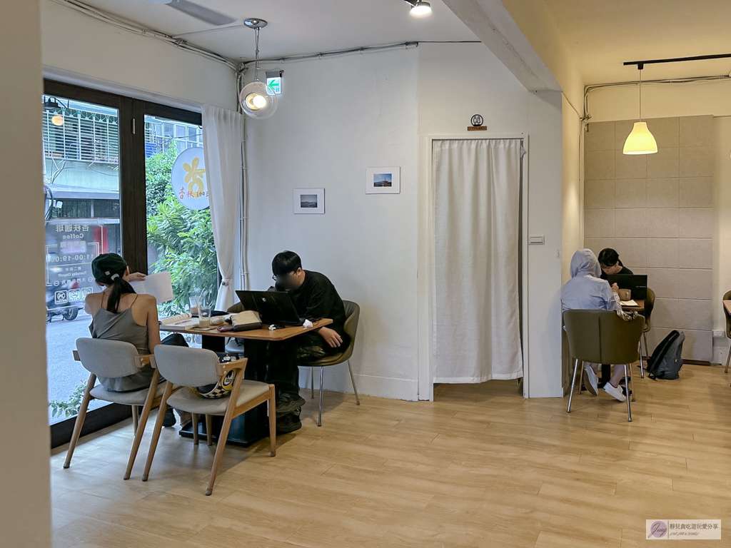 杏枎珈琲-隱藏在市場巷弄內！靜謐文青質感咖啡廳，超人氣香蘭蛋糕卷、香和布丁必吃推薦/鄰近新店惠國市場 @靜兒貪吃遊玩愛分享