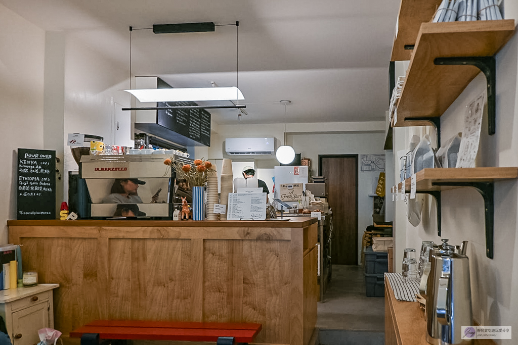 A Small Place-藏身巷弄中的寶藏咖啡廳！酥香可頌、咖啡也很優秀/鄰近古亭捷運站 @靜兒貪吃遊玩愛分享