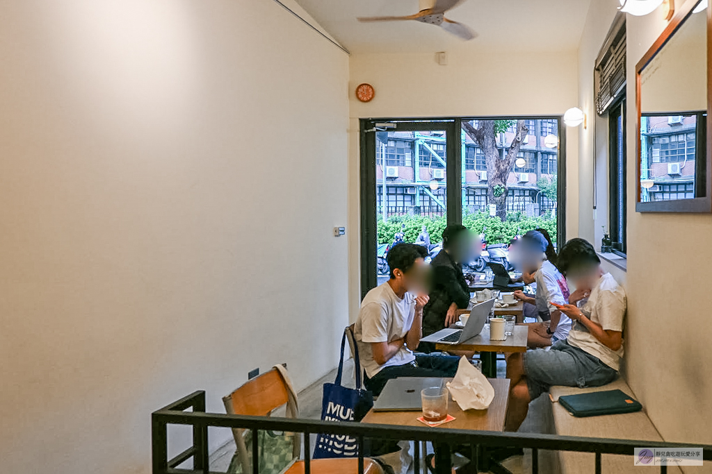 A Small Place-藏身巷弄中的寶藏咖啡廳！酥香可頌、咖啡也很優秀/鄰近古亭捷運站 @靜兒貪吃遊玩愛分享