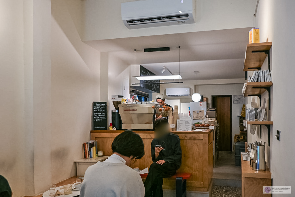 A Small Place-藏身巷弄中的寶藏咖啡廳！酥香可頌、咖啡也很優秀/鄰近古亭捷運站 @靜兒貪吃遊玩愛分享