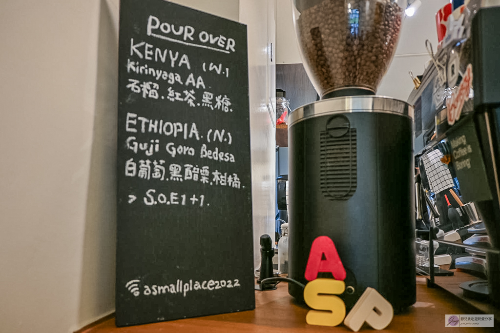 A Small Place-藏身巷弄中的寶藏咖啡廳！酥香可頌、咖啡也很優秀/鄰近古亭捷運站 @靜兒貪吃遊玩愛分享