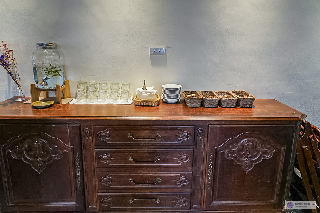 Chou Chou 迷你可麗露專賣店-在地私藏歐式老宅！茶控必訪的茶香可麗露、千層蛋糕 @靜兒貪吃遊玩愛分享