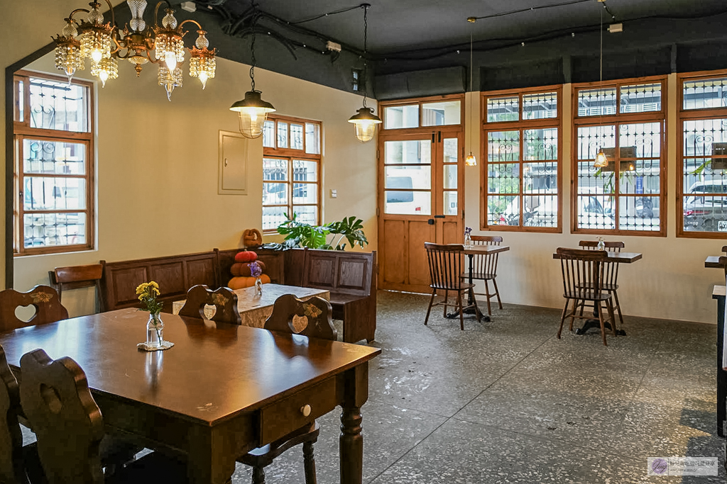 Chou Chou 迷你可麗露專賣店-在地私藏歐式老宅！茶控必訪的茶香可麗露、千層蛋糕 @靜兒貪吃遊玩愛分享