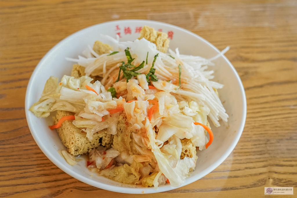 玉里橋頭臭豆腐礁溪店-不用跑花蓮！來自花蓮的神級臭豆腐，卡滋酥脆外皮＋爆汁口感，泡菜蘿蔔絲才是靈魂 @靜兒貪吃遊玩愛分享