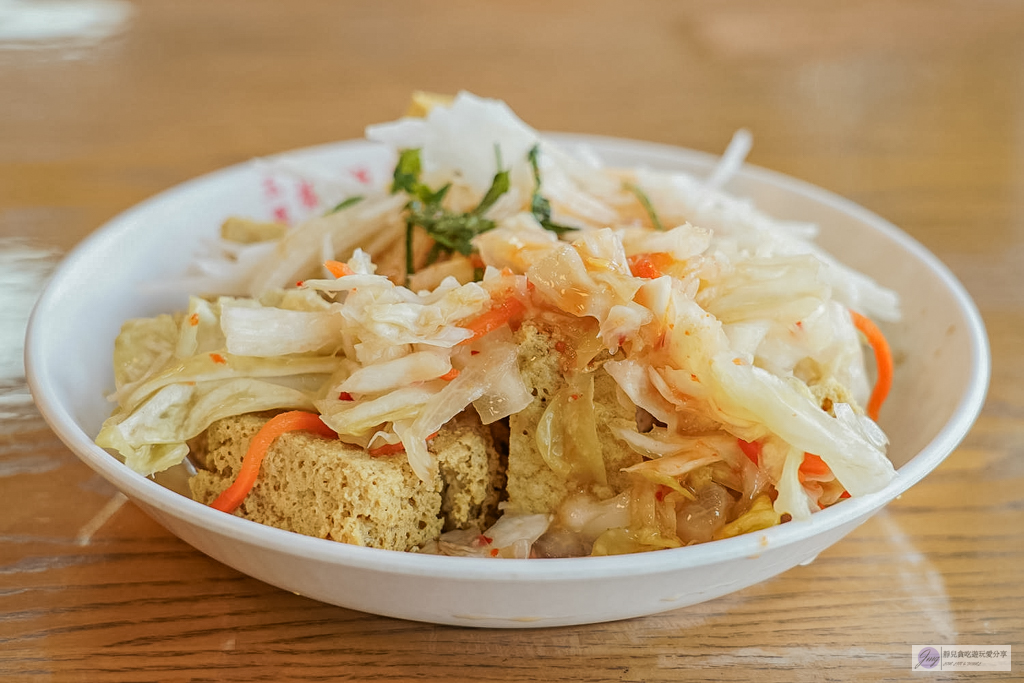 玉里橋頭臭豆腐礁溪店-不用跑花蓮！來自花蓮的神級臭豆腐，卡滋酥脆外皮＋爆汁口感，泡菜蘿蔔絲才是靈魂 @靜兒貪吃遊玩愛分享