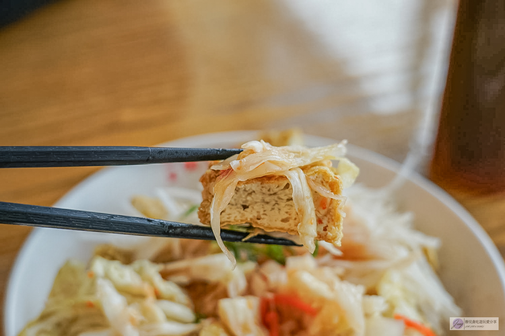 玉里橋頭臭豆腐礁溪店-不用跑花蓮！來自花蓮的神級臭豆腐，卡滋酥脆外皮＋爆汁口感，泡菜蘿蔔絲才是靈魂 @靜兒貪吃遊玩愛分享