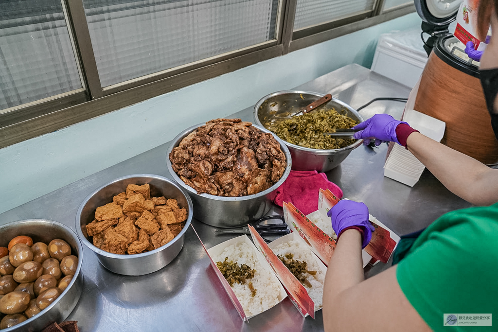 圓光排肉餐盒-在地超推肉排老味道！飄香60年的經典古早味客運便當/舊國光客運旁 @靜兒貪吃遊玩愛分享