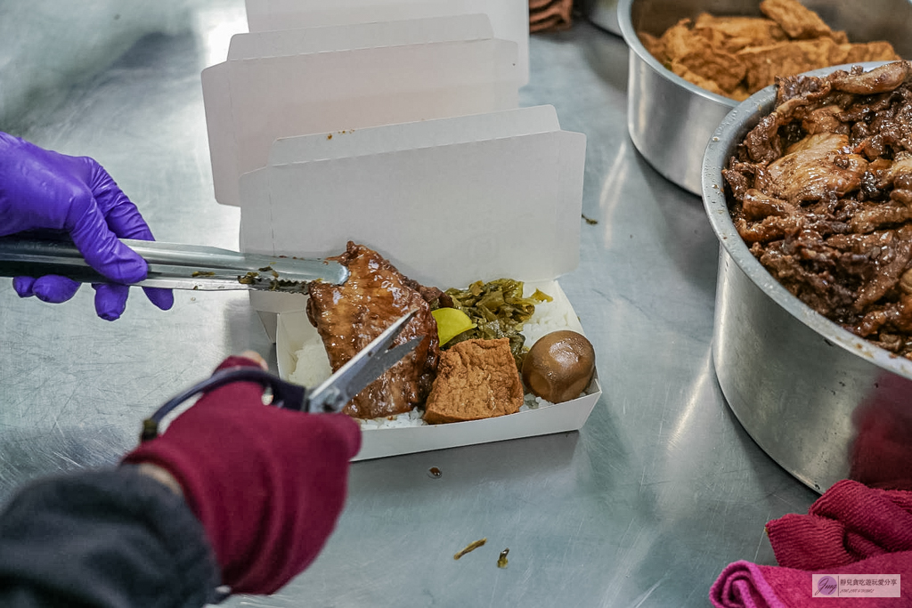 圓光排肉餐盒-在地超推肉排老味道！飄香60年的經典古早味客運便當/舊國光客運旁 @靜兒貪吃遊玩愛分享