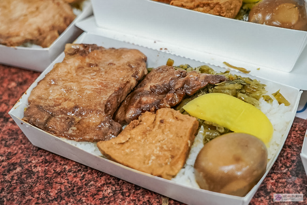 圓光排肉餐盒-在地超推肉排老味道！飄香60年的經典古早味客運便當/舊國光客運旁 @靜兒貪吃遊玩愛分享