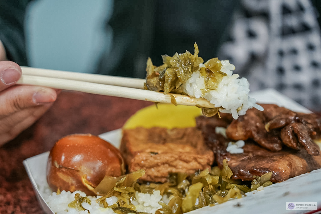 圓光排肉餐盒-在地超推肉排老味道！飄香60年的經典古早味客運便當/舊國光客運旁 @靜兒貪吃遊玩愛分享