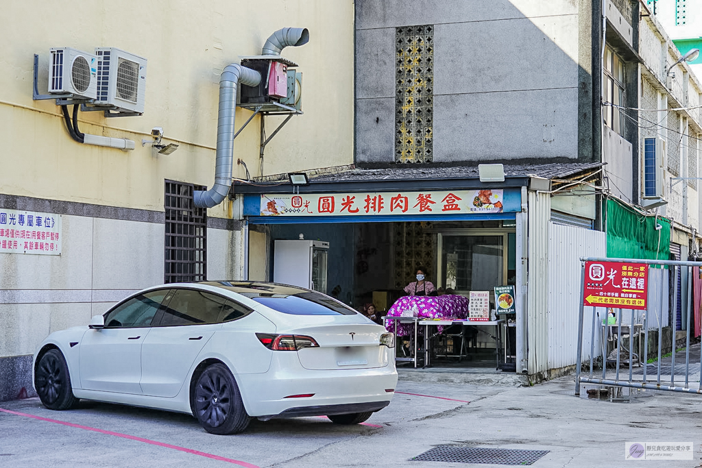 圓光排肉餐盒-在地超推肉排老味道！飄香60年的經典古早味客運便當/舊國光客運旁 @靜兒貪吃遊玩愛分享