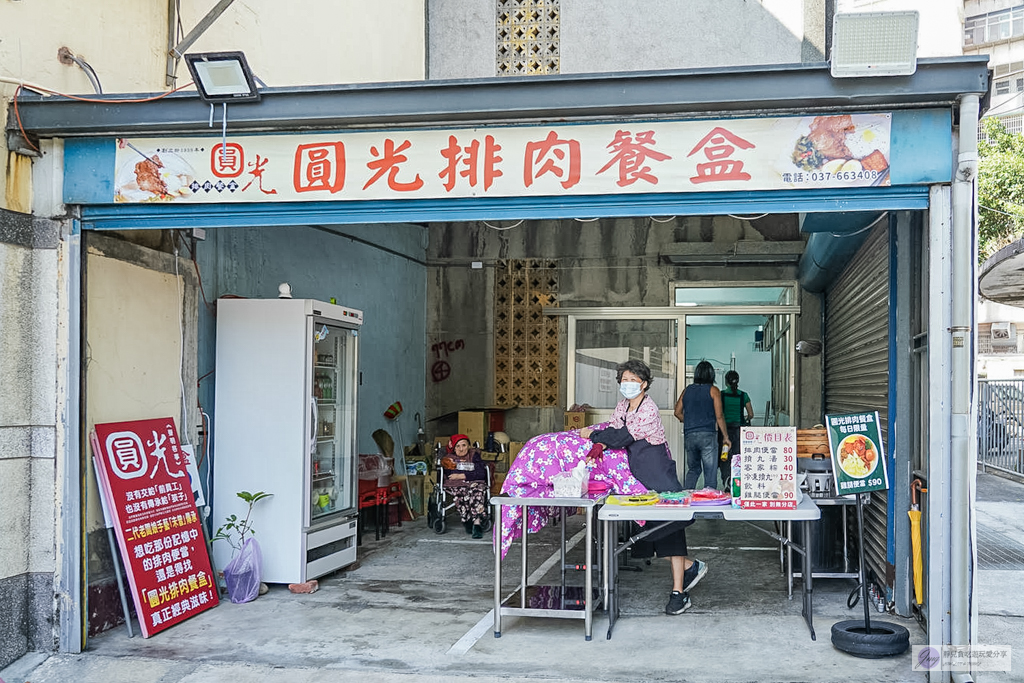 圓光排肉餐盒-在地超推肉排老味道！飄香60年的經典古早味客運便當/舊國光客運旁 @靜兒貪吃遊玩愛分享