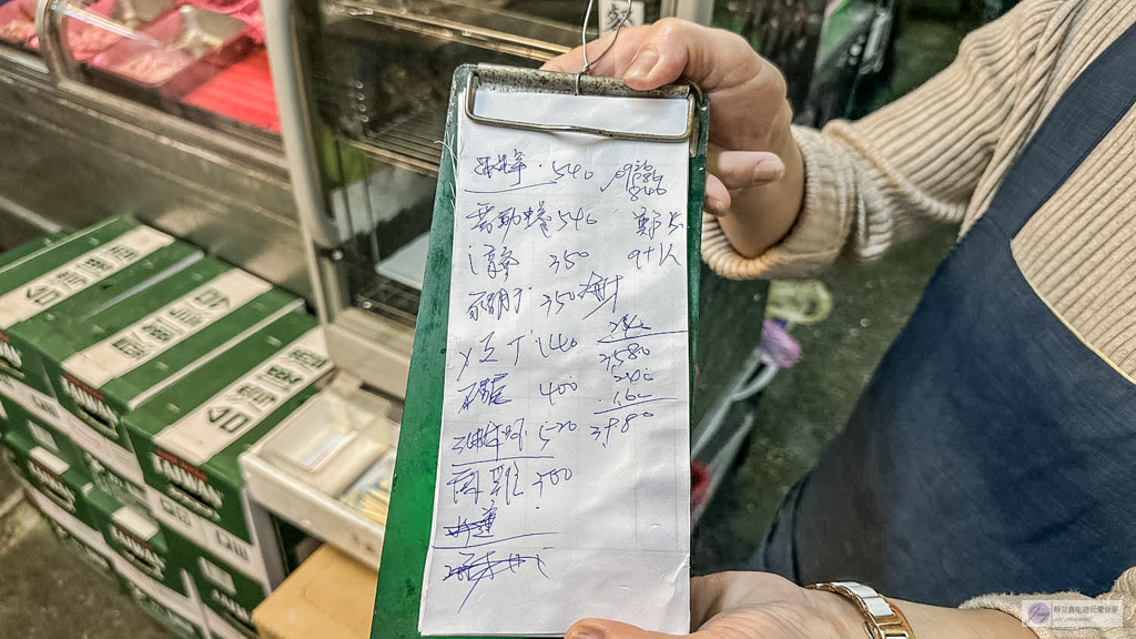冬山阿源快炒桶仔雞-樹屋裡的隱藏版熱炒！沒預約吃不到，必點香煎豬肝、香酥豬尾、舞動中卷 @靜兒貪吃遊玩愛分享