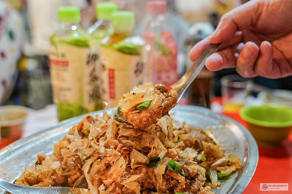 冬山阿源快炒桶仔雞-樹屋裡的隱藏版熱炒！沒預約吃不到，必點香煎豬肝、香酥豬尾、舞動中卷 @靜兒貪吃遊玩愛分享