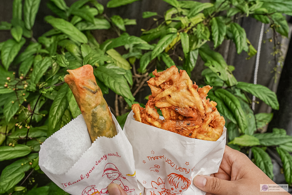 龍潭春捲伯-在地人氣排隊小吃!滿滿韭菜春捲、厚實蝦餅,兩樣只要65元銅板價/鄰近龍潭湖 @靜兒貪吃遊玩愛分享 龍潭春捲伯-在地人氣排隊小吃!滿滿韭菜春捲、厚實蝦餅,兩樣只要65元銅板價/鄰近龍潭湖 @靜兒貪吃遊玩愛分享
