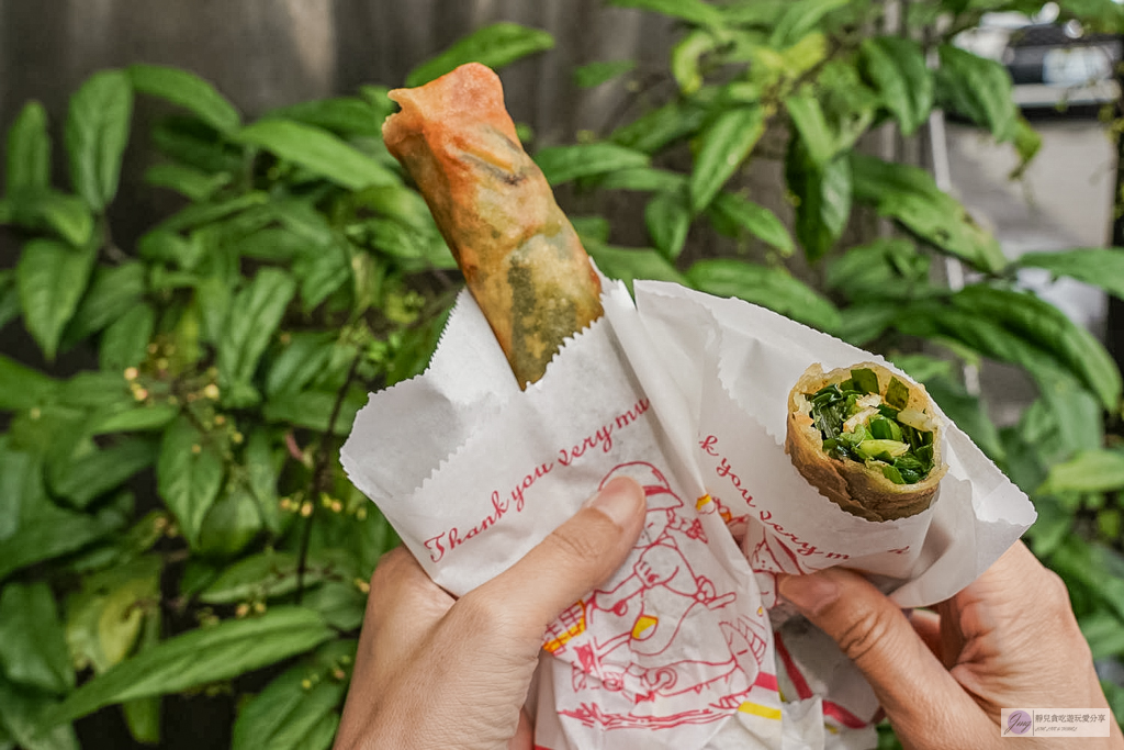 龍潭春捲伯-在地人氣排隊小吃!滿滿韭菜春捲、厚實蝦餅,兩樣只要65元銅板價/鄰近龍潭湖 @靜兒貪吃遊玩愛分享 龍潭春捲伯-在地人氣排隊小吃!滿滿韭菜春捲、厚實蝦餅,兩樣只要65元銅板價/鄰近龍潭湖 @靜兒貪吃遊玩愛分享