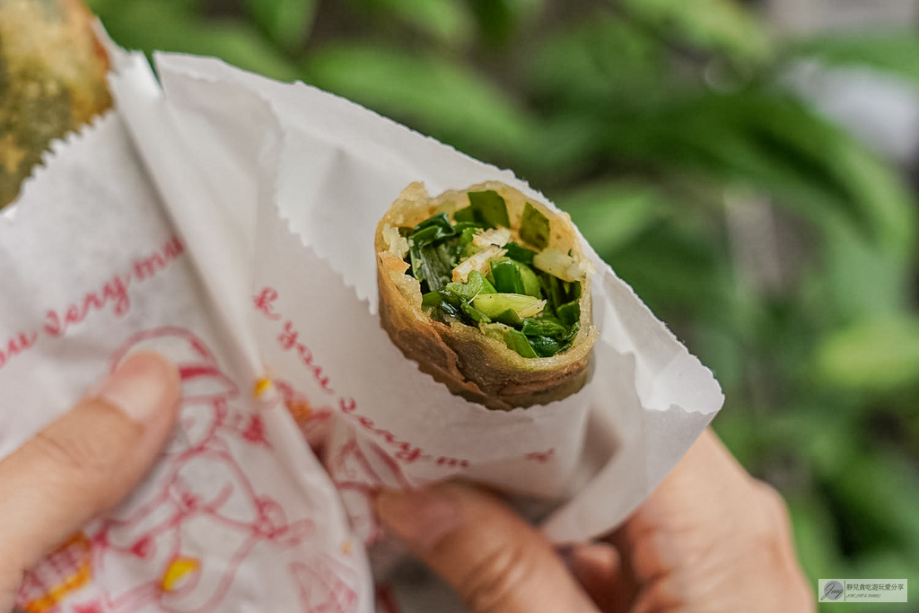龍潭春捲伯-在地人氣排隊小吃！滿滿韭菜春捲、厚實蝦餅，兩樣只要65元銅板價/鄰近龍潭湖 @靜兒貪吃遊玩愛分享