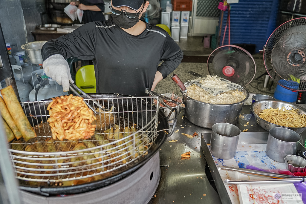 龍潭春捲伯-在地人氣排隊小吃!滿滿韭菜春捲、厚實蝦餅,兩樣只要65元銅板價/鄰近龍潭湖 @靜兒貪吃遊玩愛分享 龍潭春捲伯-在地人氣排隊小吃!滿滿韭菜春捲、厚實蝦餅,兩樣只要65元銅板價/鄰近龍潭湖 @靜兒貪吃遊玩愛分享