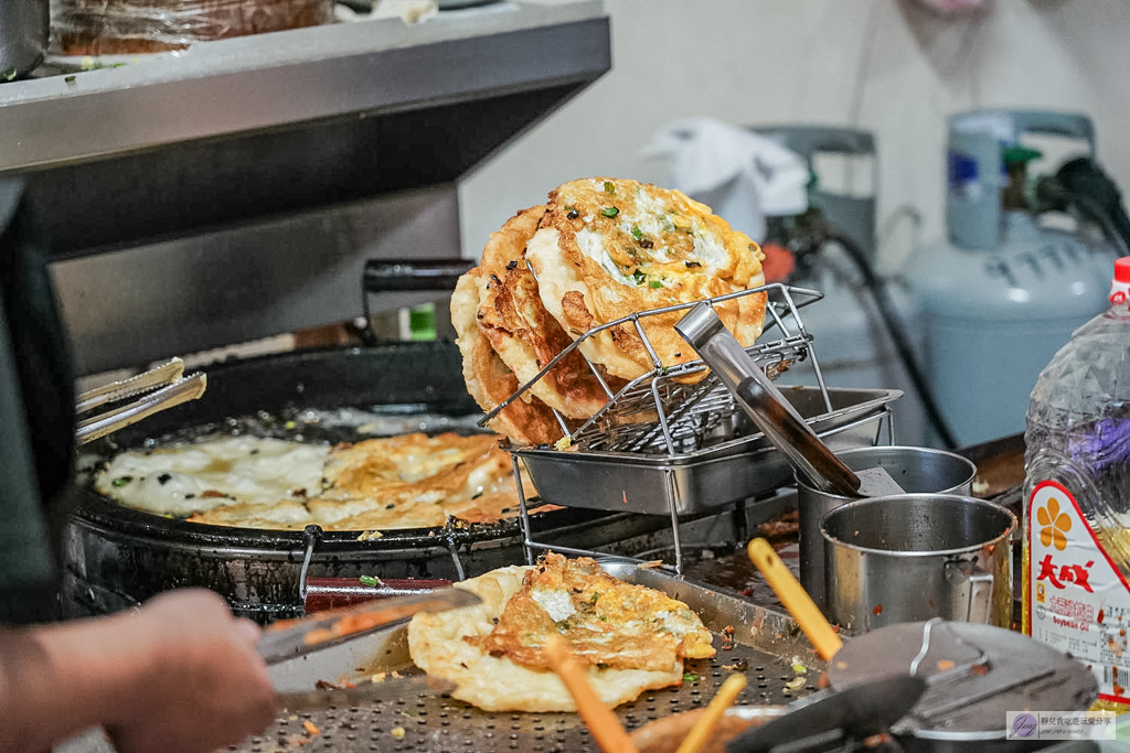 頂埔阿嬤蔥油餅-在地40年人氣老店！現桿現炸酥脆軟Q，雙蛋爆蔥加辣才是靈魂/鄰近頂埔火車站 @靜兒貪吃遊玩愛分享