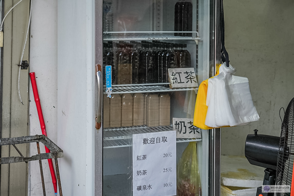 頂埔阿嬤蔥油餅-在地40年人氣老店！現桿現炸酥脆軟Q，雙蛋爆蔥加辣才是靈魂/鄰近頂埔火車站 @靜兒貪吃遊玩愛分享