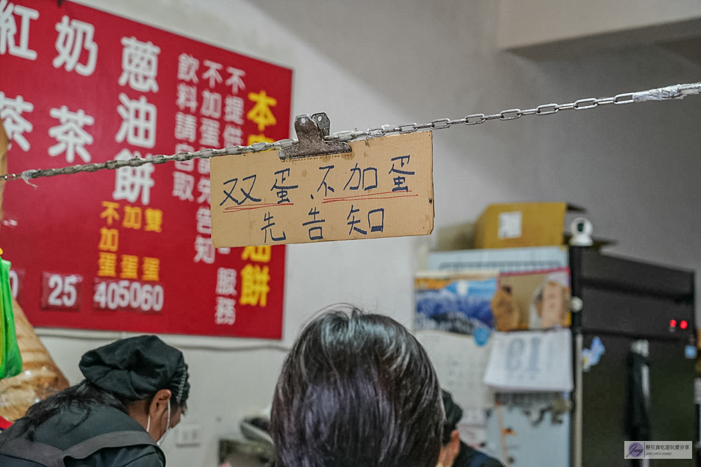 頂埔阿嬤蔥油餅-在地40年人氣老店！現桿現炸酥脆軟Q，雙蛋爆蔥加辣才是靈魂/鄰近頂埔火車站 @靜兒貪吃遊玩愛分享