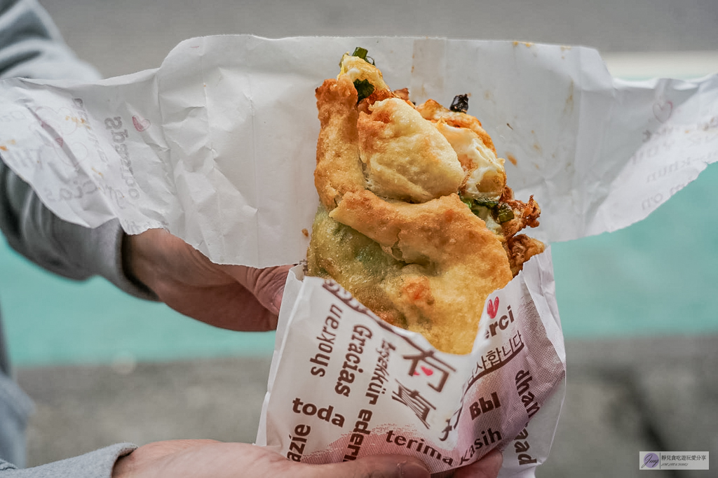 頂埔阿嬤蔥油餅-在地40年人氣老店！現桿現炸酥脆軟Q，雙蛋爆蔥加辣才是靈魂/鄰近頂埔火車站 @靜兒貪吃遊玩愛分享