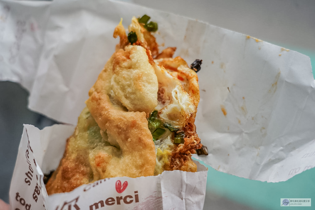 頂埔阿嬤蔥油餅-在地40年人氣老店！現桿現炸酥脆軟Q，雙蛋爆蔥加辣才是靈魂/鄰近頂埔火車站 @靜兒貪吃遊玩愛分享