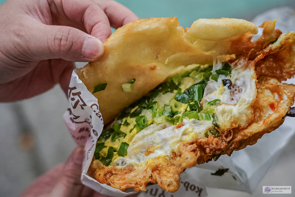 頂埔阿嬤蔥油餅-在地40年人氣老店！現桿現炸酥脆軟Q，雙蛋爆蔥加辣才是靈魂/鄰近頂埔火車站 @靜兒貪吃遊玩愛分享