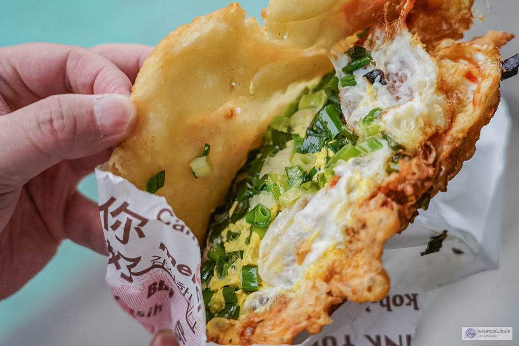 頂埔阿嬤蔥油餅-在地40年人氣老店！現桿現炸酥脆軟Q，雙蛋爆蔥加辣才是靈魂/鄰近頂埔火車站 @靜兒貪吃遊玩愛分享