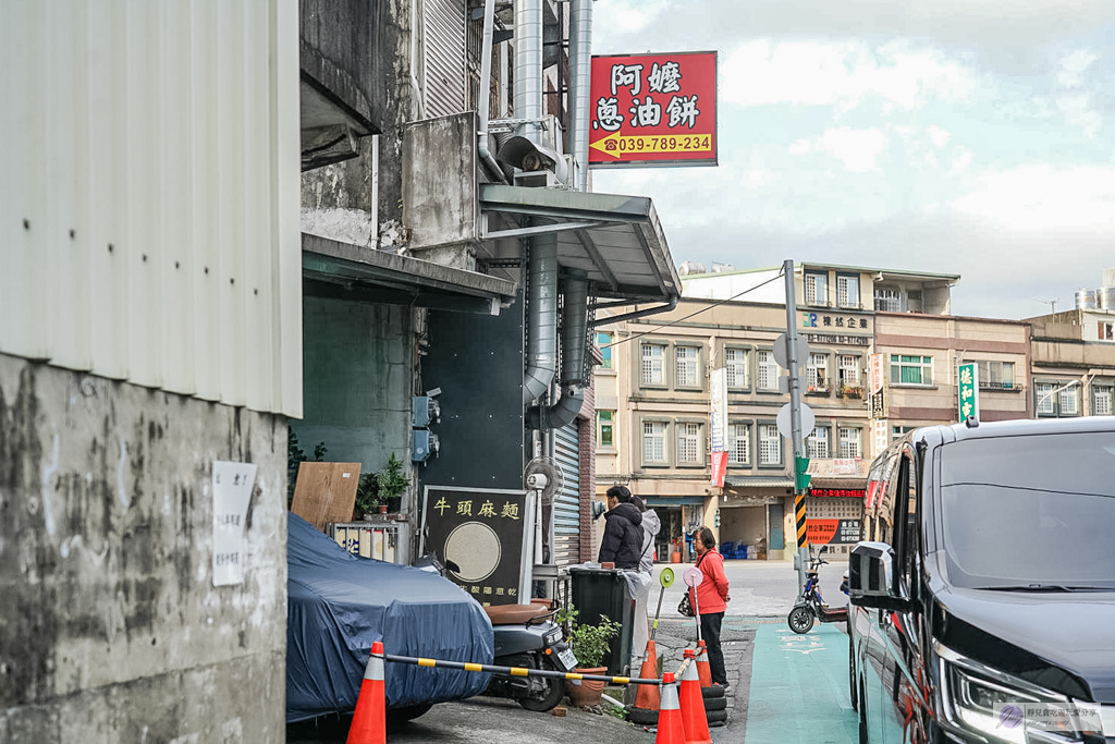 頂埔阿嬤蔥油餅-在地40年人氣老店！現桿現炸酥脆軟Q，雙蛋爆蔥加辣才是靈魂/鄰近頂埔火車站 @靜兒貪吃遊玩愛分享