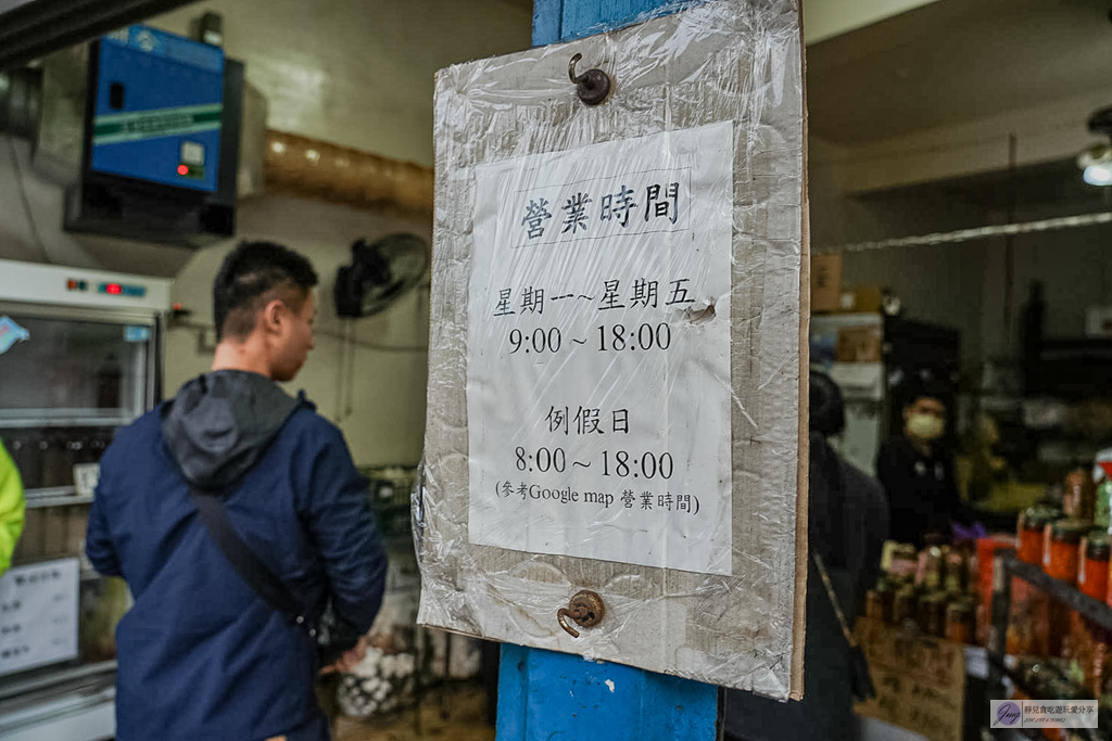 頂埔阿嬤蔥油餅-在地40年人氣老店！現桿現炸酥脆軟Q，雙蛋爆蔥加辣才是靈魂/鄰近頂埔火車站 @靜兒貪吃遊玩愛分享